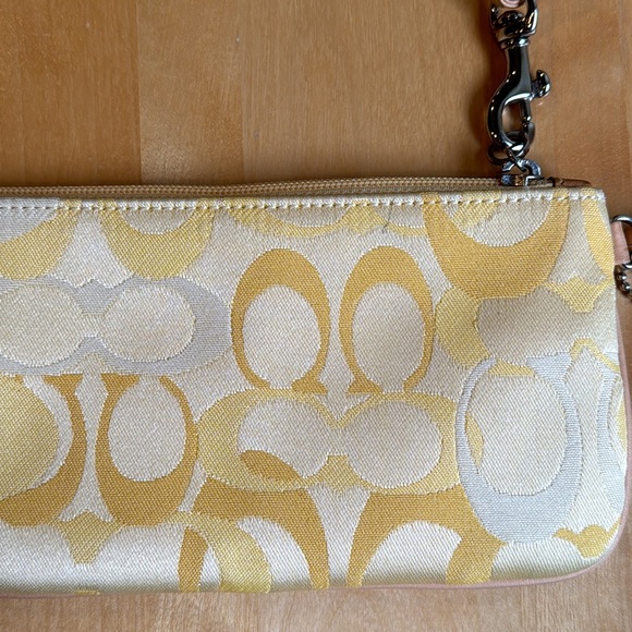 🌼💛Vintage Y2K pale yellow signature coach wristlet/wallet! 💛🌼 - Picture 5 of 12